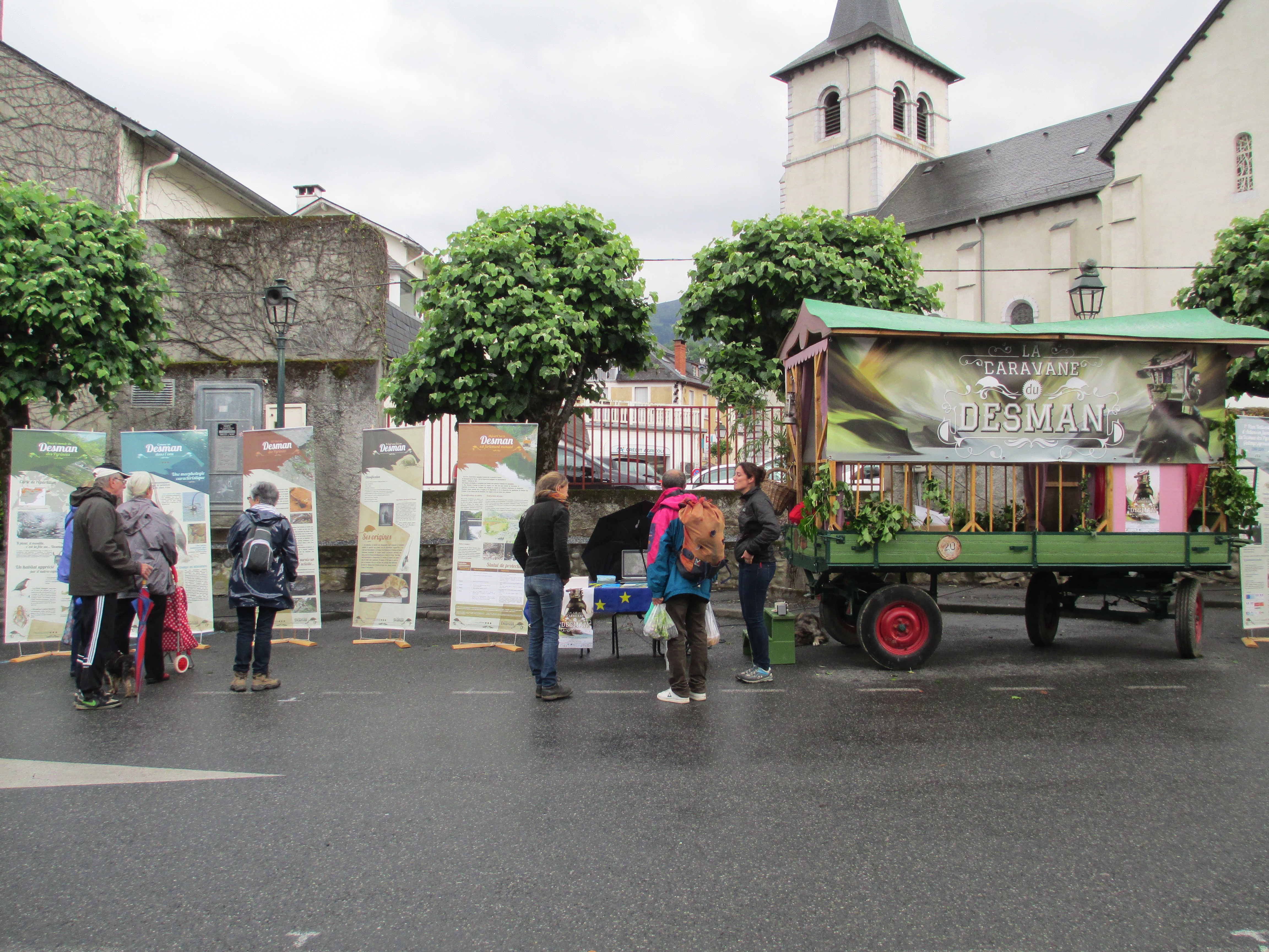 La Caravane sur le marché d'Argelès-Gazost © L. Hatterley