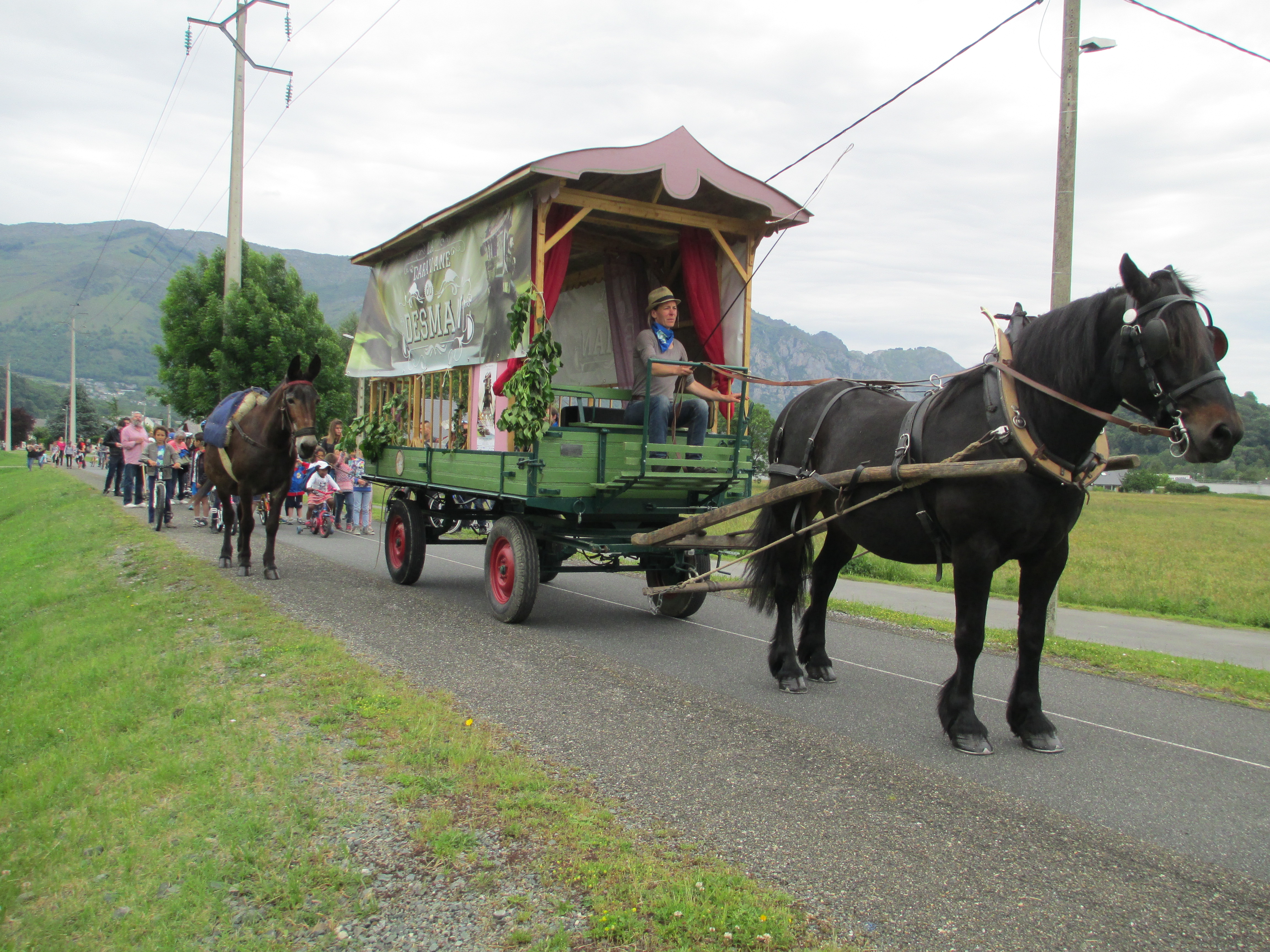 En route derrière la Caravane ! © L. Hatterley