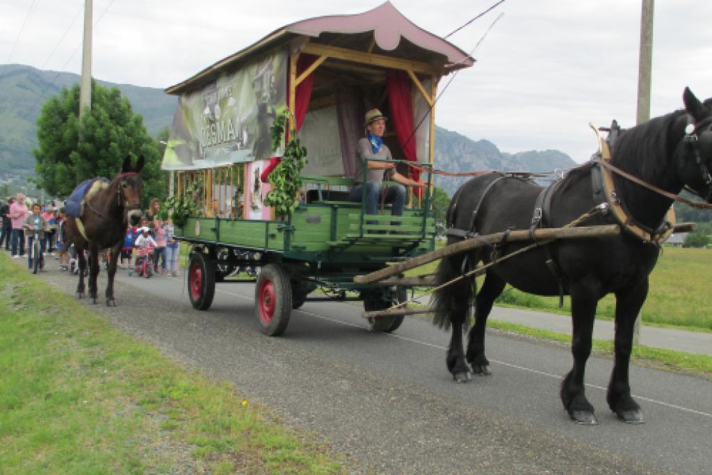 En route derrière la Caravane ! © L. Hatterley